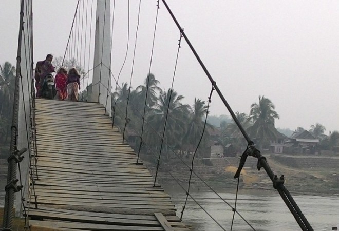 Jembatan gantung yang menghubungkan Desa Simpang Somel dengan Desa Teluk Pandak Bungo sudah rusak padahal baru saja dibangun